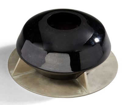 JEAN-BORIS LACROIX (1902-1984) Vase moderniste en verre opalin noir, base circulaire...