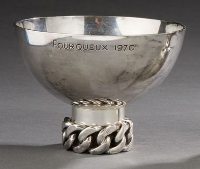 Jean DESPRES (1889-1980) Coupe ronde en métal argenté, le pied droit souligné de...