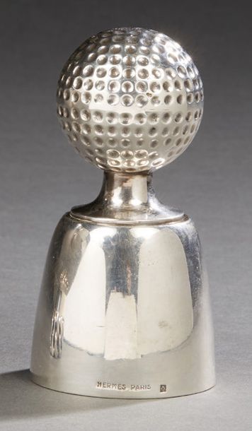 HERMES Paris Clochette en métal argenté prise en forme de balle de golf.
Signée «Hermès...