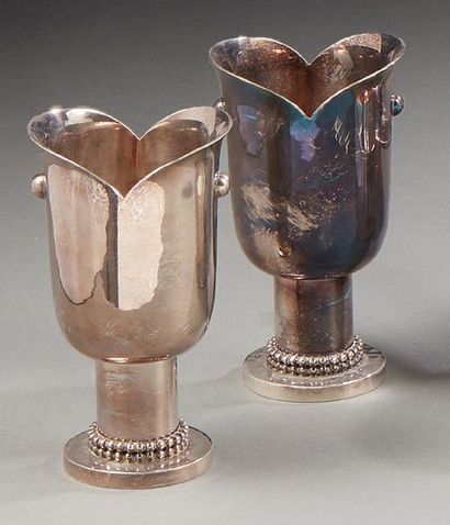 Jean DESPRES (1889-1980) Paire de timbales sur piédouche en métal argenté.
Signée...