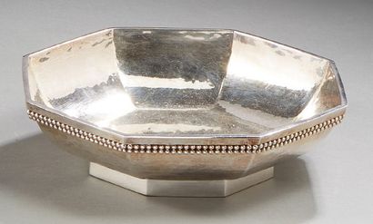 Jean DESPRES(1889-1980) Coupe octogonale en métal argenté martelé.
Signée.
H: 5 D:...