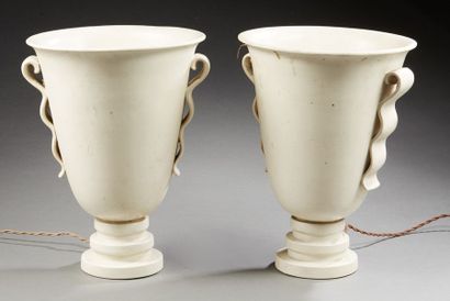 TRAVAIL 1930-1950 Paire de vasques à l'antique en céramique émaillée blanche.
H:...