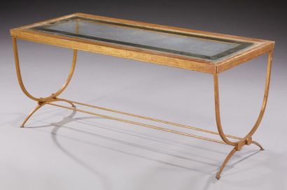 RENÉ PROU (1889-1947) Table basse à plateau rectangulaire reposant sur un piétement...