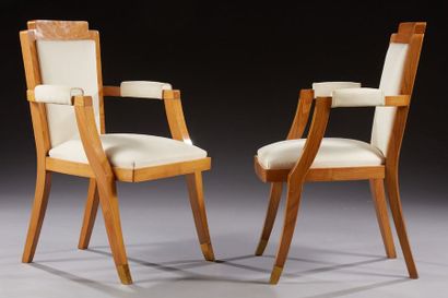 Germaine DARBOIS-GAUDIN (1907-1998) Paire de fauteuils en hêtre teinté, sabots en...