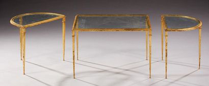 ROGER THIBIER (XXème) Table basse tripartite à structure en fer battu doré agrémentée...