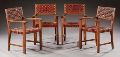 Travail français 1950 Suite de quatre fauteuils en chêne à assise et dossier en cuir...