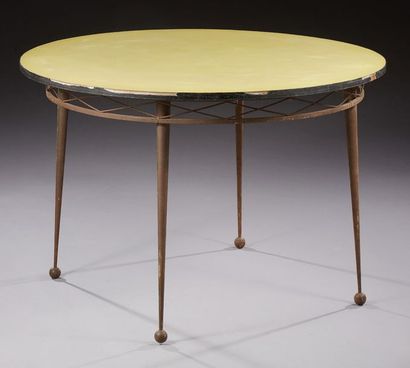 TRAVAIL 1940 Table en fer forgé à piétement terminé par des sphères.
Plateau circulaire...