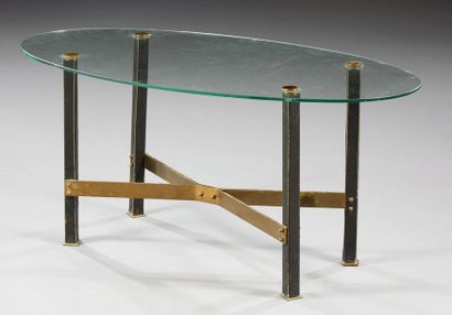 Mathieu MATÉGOT (1910-2001) Table basse à plateau ovale en verre reposant sur quatre...