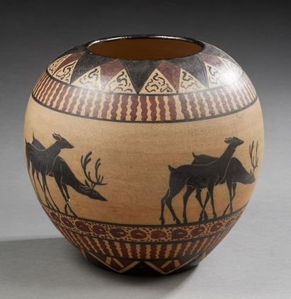 Poterie de CIBOURE Vase en grés émaillé à décor d'une frise de cervidés et de motifs...
