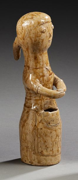 JEAN LERAT (1913-1992) Soliflore en grès émaillé brun représentant une figurine de...