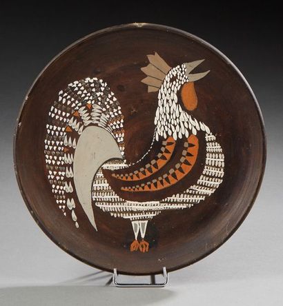 ROGER CAPRON, attribué à Assiette en céramique à décor peint d'un coq. Non signée.
Vers...