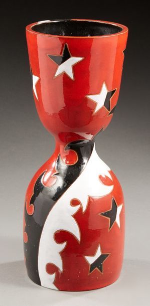 Jean PICART LE DOUX (1902-1982) Vase diabolo en céramique émaillée rouge, blanche...