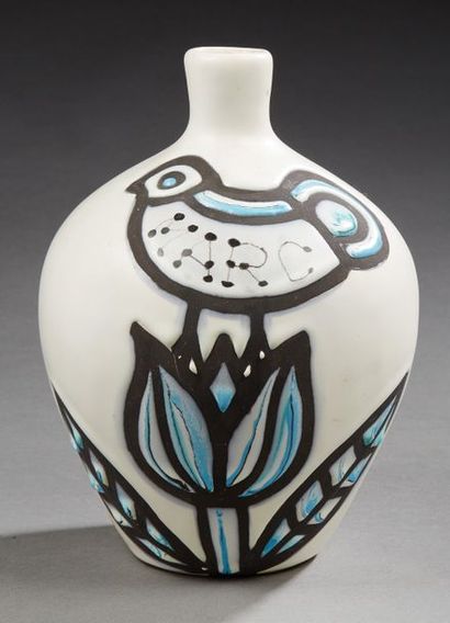 Roger CAPRON (1922-2006) à Vallauris Vase en céramique émaillée à décor à la paraffine...