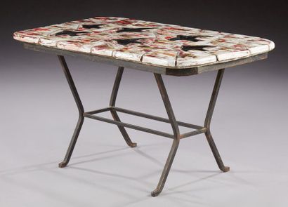 ALICE COLONIEU (1924-2010) Table basse à plateau en carreaux de céramique émaillée...
