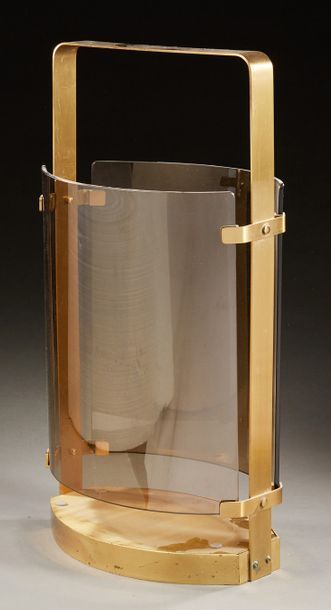 FONTANA ARTE Porte-parapluie en métal doré et verre fumé.
Vers 1970.
H: 64 L: 34...