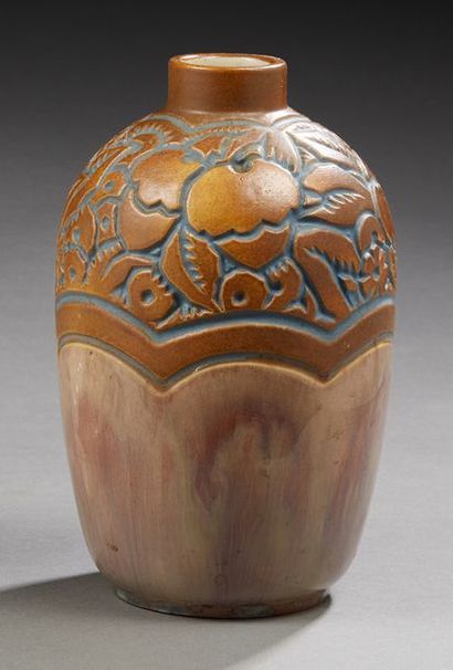 MOUGIN NANCY Vase en grès émaillé à décor feuillagé en réserve et de coulures brun,...