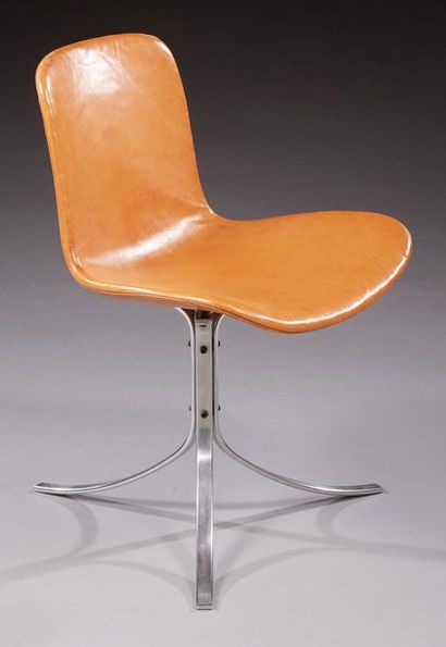 Poul KJAERHOLM (1929-1980) Chaise modèle «PK9» en métal brossé et cuir cognac.
Cachet...