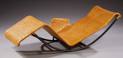 TRAVAIL 1950-1960 Chaise longue à structure en métal laqué noir courbé recouverte...
