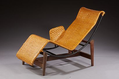 TRAVAIL 1950-1960 Chaise longue à structure en métal laqué noir courbé recouverte...