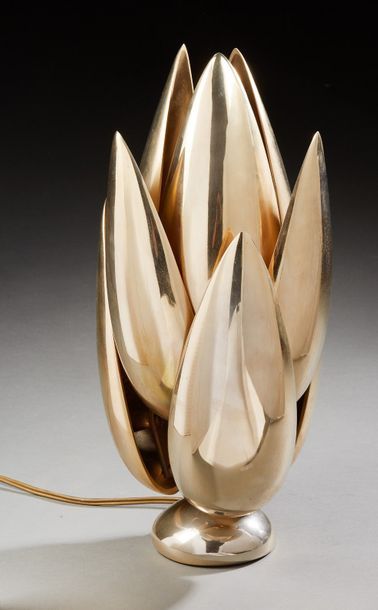 Michel ARMAND (XXème) Lampe de bureau modèle «Lotus» en bronze à patine dorée nuancée...