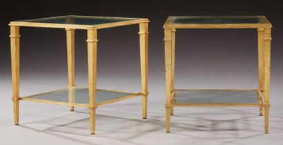 ROGER THIBIER (XXème) Paire de tables d'appoints à structure en fer battu doré agrémentée...