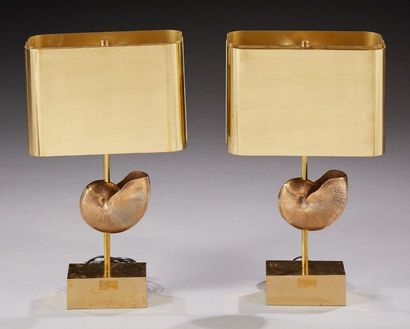 MAISON CHARLES Paire de lampes nautile en bronze et laiton doré .
Signées «Charles...