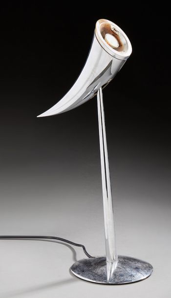 PHILIPPE STARCK (né en 1949) Lampe modèle "Ara" en zamac chromé, tige et socle en...