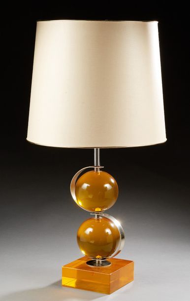 Marie Claude de FOUQUIERES (XXème) Lampe de table en résine ambrée et métal chromé.
Vers...