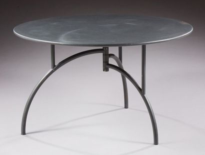 PHILIPPE STARCK (né en 1949) Table modèle «Tippy Jackson» en acier laqué gris anthracite,...