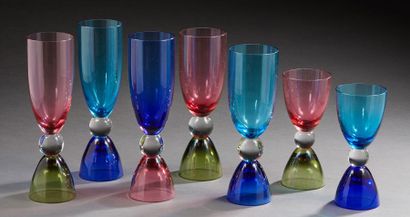 TRAVAIL ITALIEN Ensemble de verres en cristal de forme diabolo multicolore.
Signés...