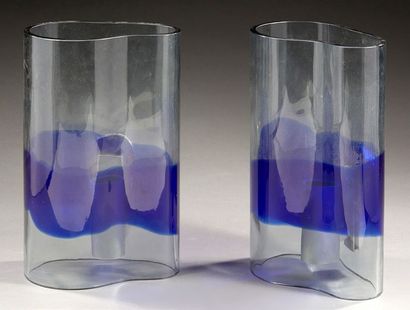 TRAVAIL ITALIEN Paire d'appliques de forme libre en verre transparent et bleu.
H:...