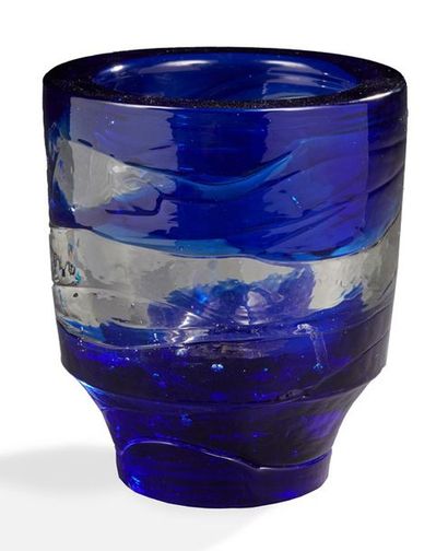 TRAVAIL MODERNE Vase en verre moulé-pressé translucide et bleu.
H: 15 cm
