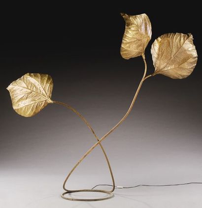 TRAVAIL MODERNE Lampadaire sculpture en laiton doré martelé figurant des feuilles
H:...