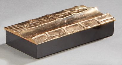 TRAVAIL MODERNE Boîte couverte en bronze doré et bois laqué noir.
L: 19 cm