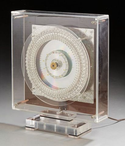 G.HAAS (XXe) Horloge-sculpture en métal, plexiglass et composants électriques.
Signée.
H:...