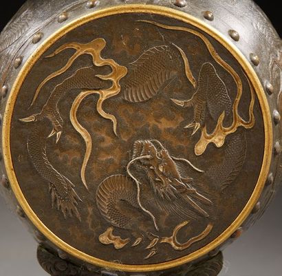 SUSSE PARIS Pendule de table en bronze à décor sinisant d'un tonneau à motifs de...