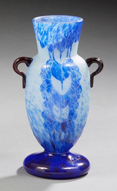 CHARDER pour LE VERRE FRANÇAIS Vase à anses appliquées à chaud en verre doublé bleu...