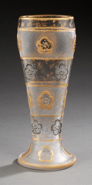MONTJOYE, attribué à Vase en verre translucide à décor dégagé à l'acide de motifs...