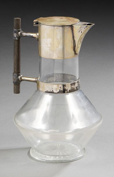 Christopher Dresser (1834-1904) Verseuse en métal argenté, verre et ébène. Probablement...