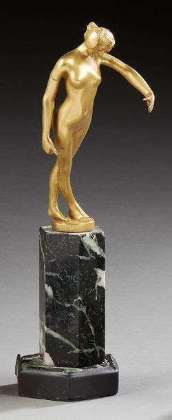 LOUIS SOSSON (XIX-XXème) Sculpture en bronze doré figurant une femme nue.
Socle en...