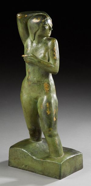 DEBEMAINS (?) Sculpture en bronze à patine verte et dorée figurant une femme nue...