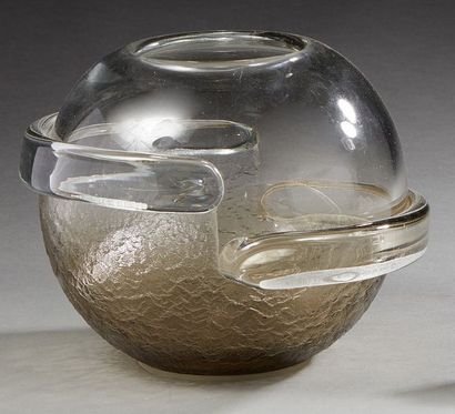 SCHNEIDER Vase en verre épais à décor géométrique modelé à chaud, surface partiellement...