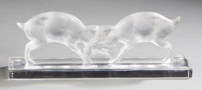LALIQUE FRANCE Presse-papiers en verre translucide satiné moulé-pressé.
Signé «Lalique...