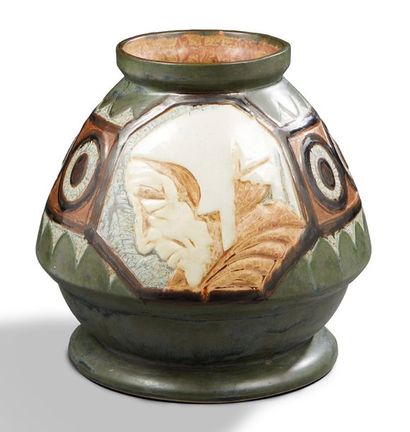 Manufacture Paul FOUILLEN (1899-1958) à Quimper Vase en céramique émaillée à décor...