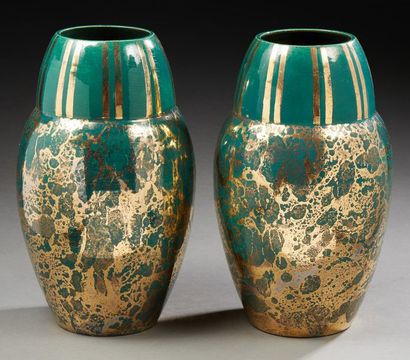Atelier POMONE (Le Bon Marché) Paire de vases en céramique émaillée verte à décor...