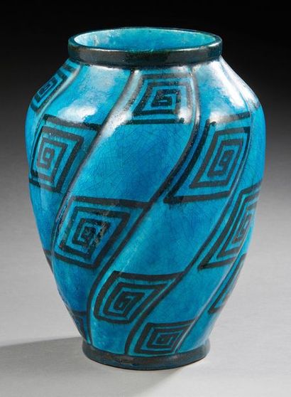 Lachenal Vase en céramique émaillée craquelée à décor géométrique de lignes noires...