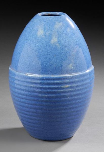 PRIMAVERA Vase en céramique émaillée bleue mouchetée
Signé «Primavera».
H: 27 cm
(saut...