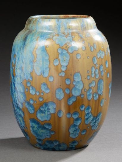 PIERREFONDS Vase ovoïde en céramique émaillée ocre et bleue
Signé du cachet en creux...