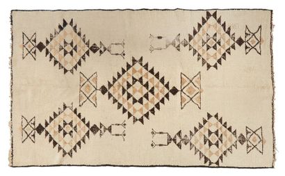 TRAVAIL COLONIAL Tapis en laine rase à décor géométrique brun et ocre sur fond beige
Dim.:...