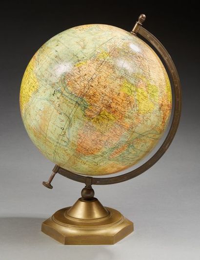 Travail français 1950 Globe terrestre en bois et laiton.
H: 46 cm